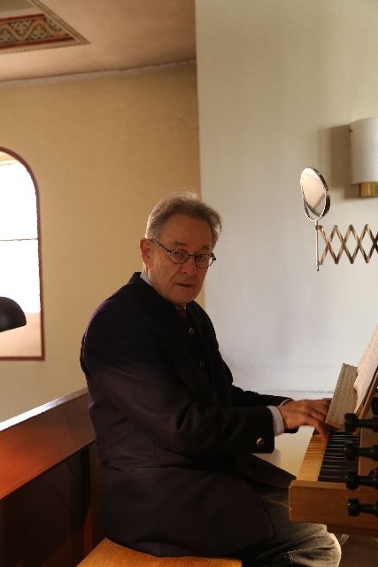 Arwed Henking spielt in Coppengrave im Gottesdienst