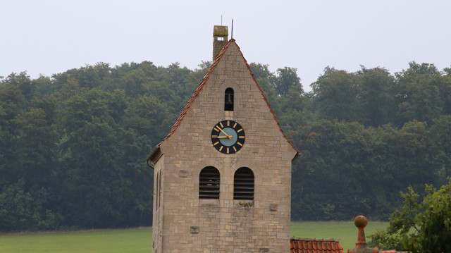 Kirchturmuhr St. Franziskuskirche zeigt sechs Minuten Zeitdifferenz an