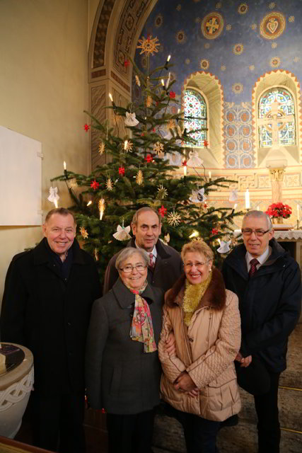Aufstellen des Weihnachtsbaumes in der St. Franziskuskirche