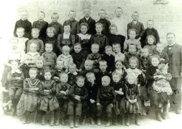 Schüler vor der Kirche 1910 (Älteste Foto von der Kirche)