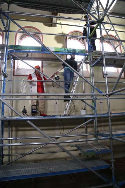 Tag 77: Die Wände im oberen Teil des Kirchenschiffes werden gestrichen. Kabelerneuerung im Vorraum