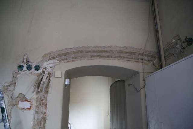 Tag 77: Die Wände im oberen Teil des Kirchenschiffes werden gestrichen. Kabelerneuerung im Vorraum