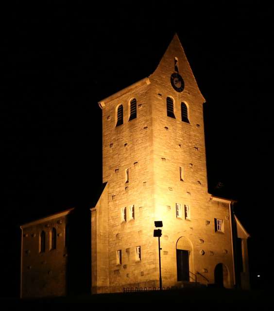 Tag 123: Am Nikolaustag wird die St. Franziskuskirche wieder angestrahlt.