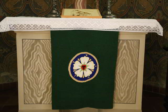 Neue Altardecke für die St. Franziskuskirche