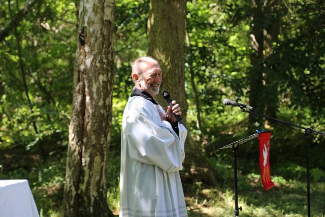 Ökumenischer Pfingstgottesdienst an der Köhlerhütte unter schattigen Bäumen