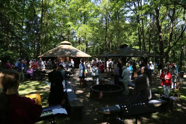 Ökumenischer Pfingstgottesdienst an der Köhlerhütte unter schattigen Bäumen