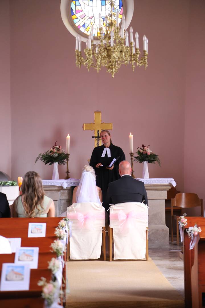 Trauung von Jennifer und Kevin Schulz in der St. Maternuskapelle in Weenzen