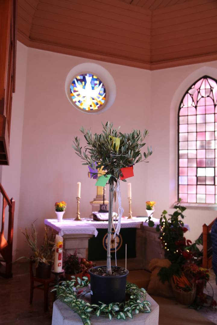 Erntedankfest in der St. Maternuskapelle mit einem Raben, der das Danken lernt
