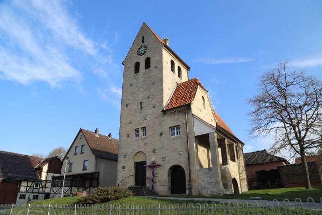 Karfreitag Kreuz an der St. Franziskuskirche aufgestellt