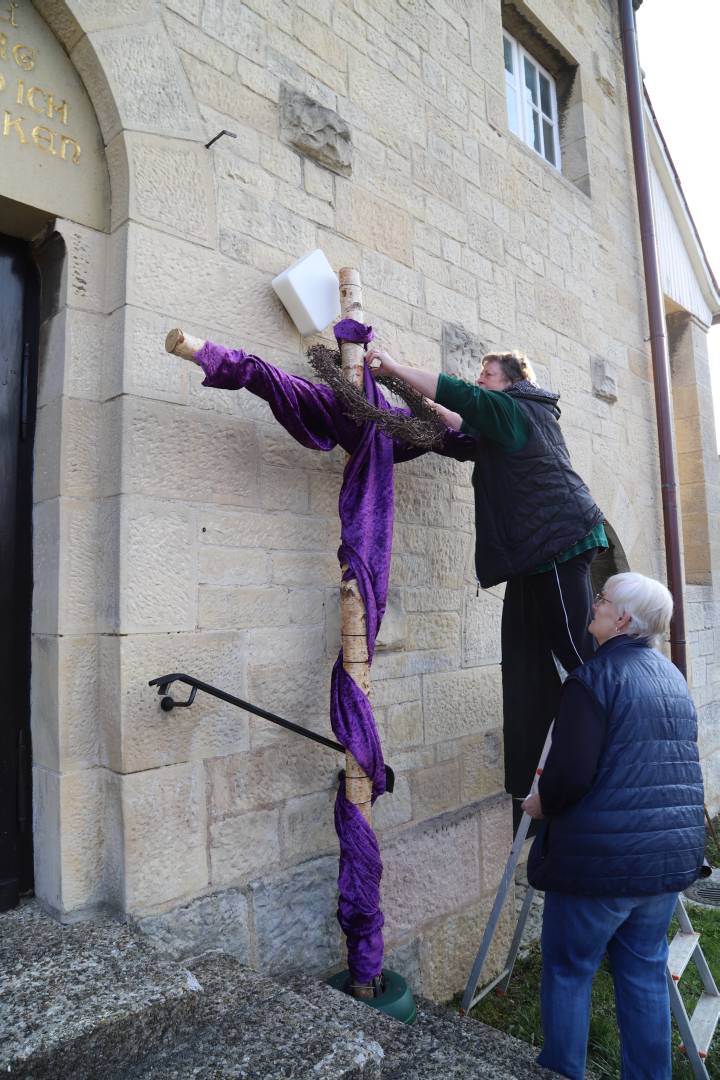 Karfreitag Kreuz an der St. Franziskuskirche aufgestellt