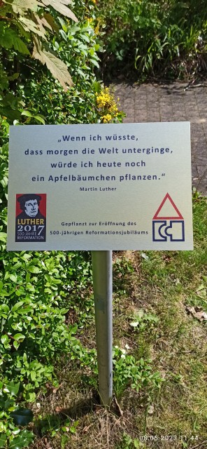 Pastor Podsuz spendet der Kirchengemeinde Duingen ein neues Schild