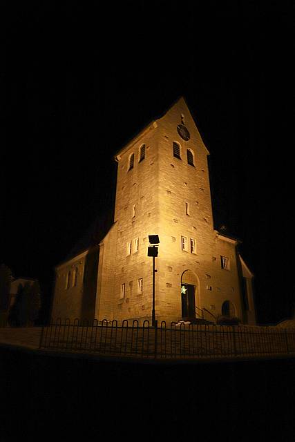 Die St. Franziskuskirche wird abends wieder beleuchtet